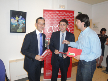 Colaboradores de AVIVA que se acercaron a ver la exposición.
